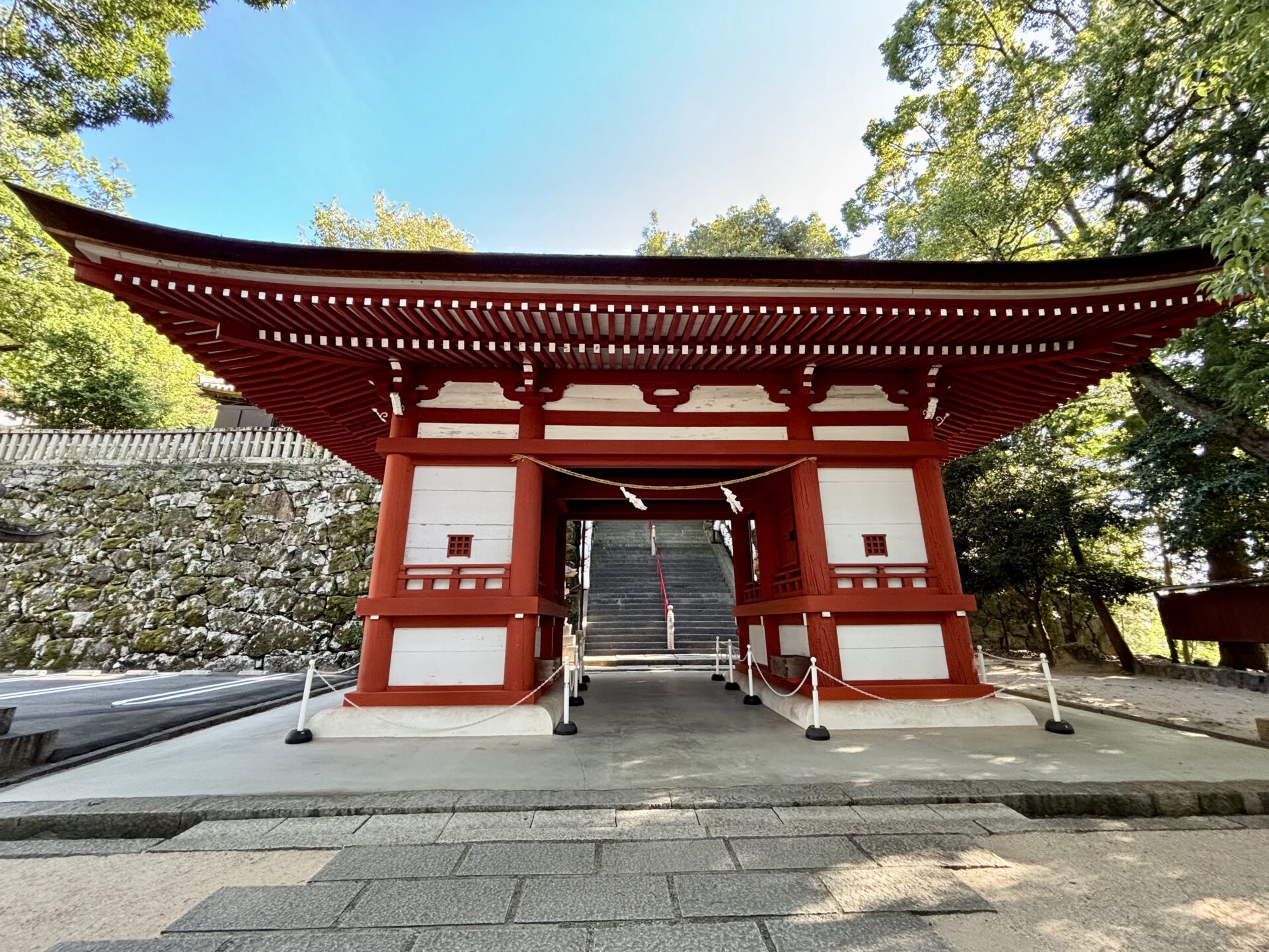 鮮やかな朱塗りの北随神門