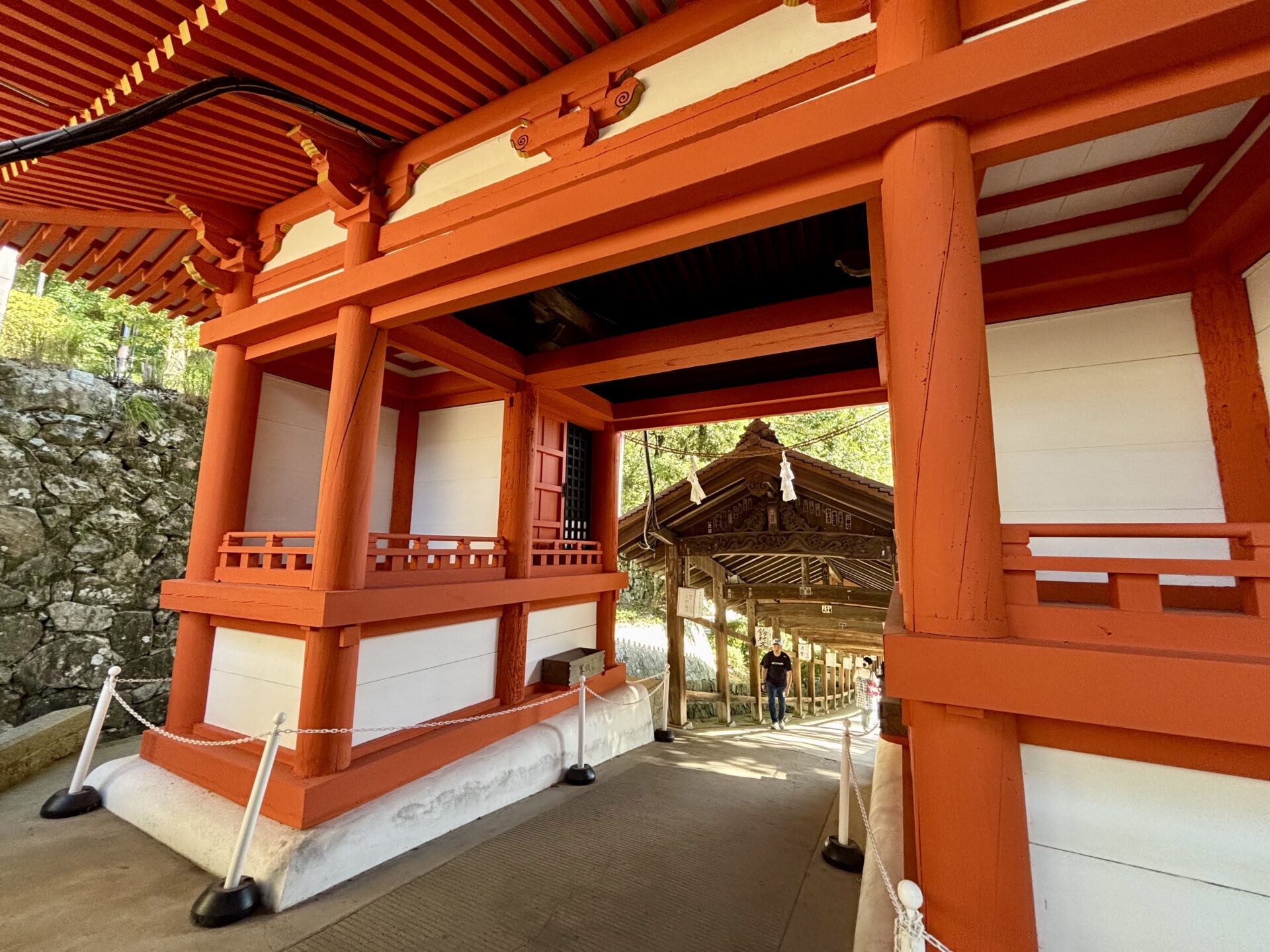 朱塗りの南随神門