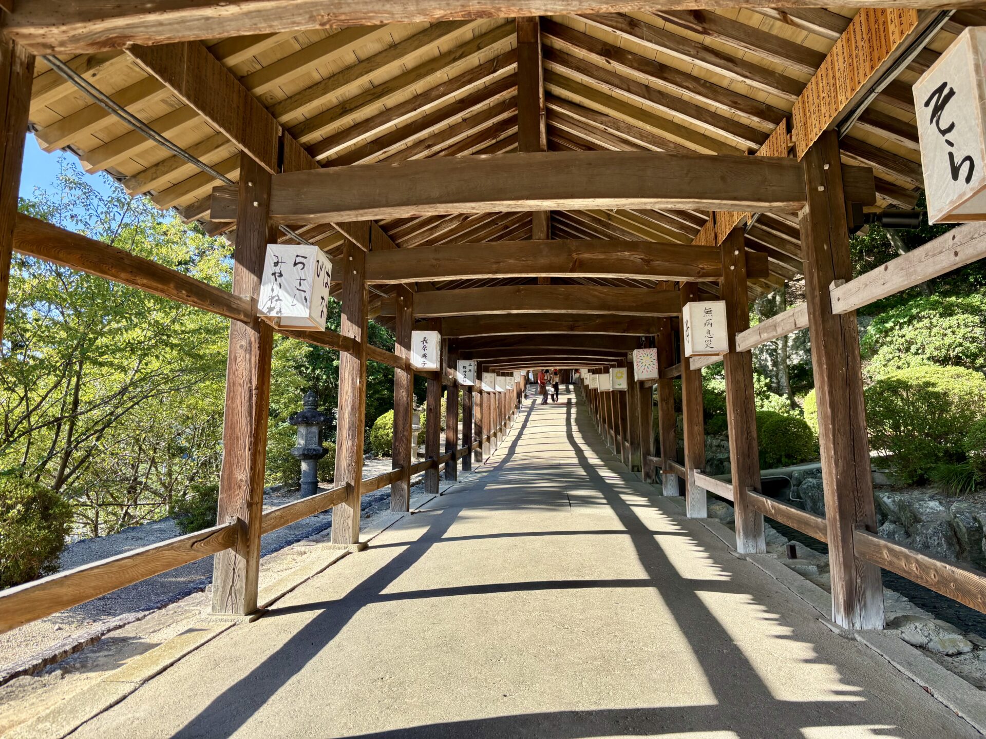 さらに続く木造回廊