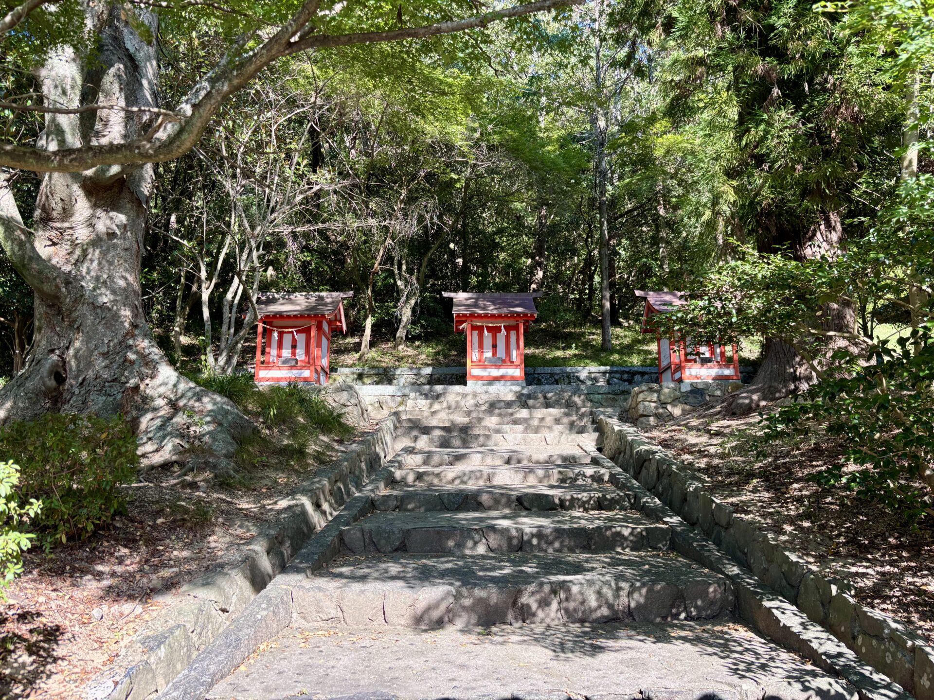 摂末社の春日宮・大神宮・八幡宮