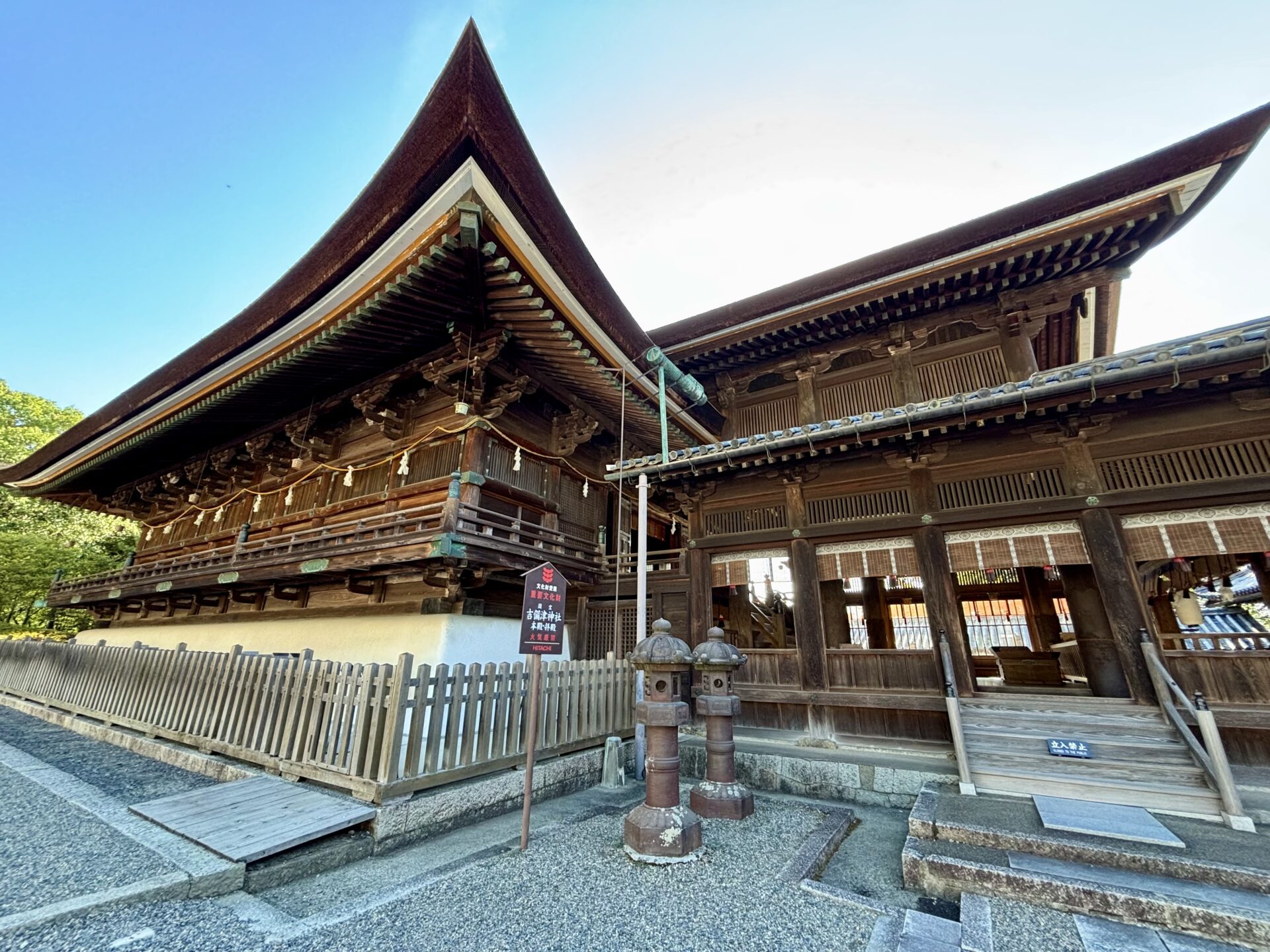 国宝・本殿と拝殿の外観
