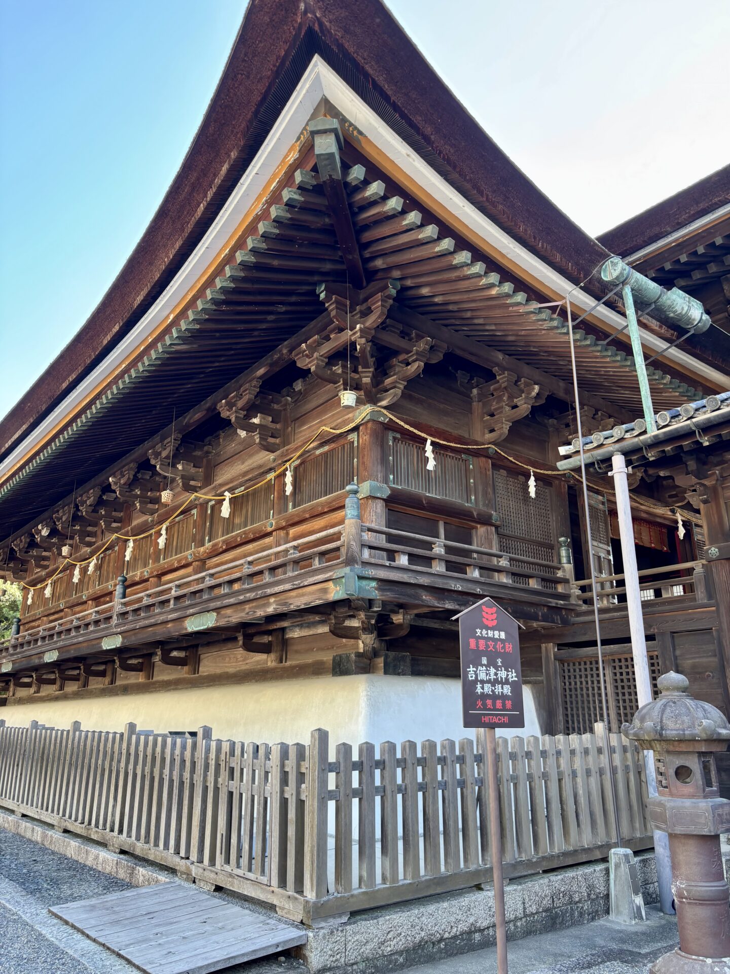 吉備津造のダイナミックな屋根構造