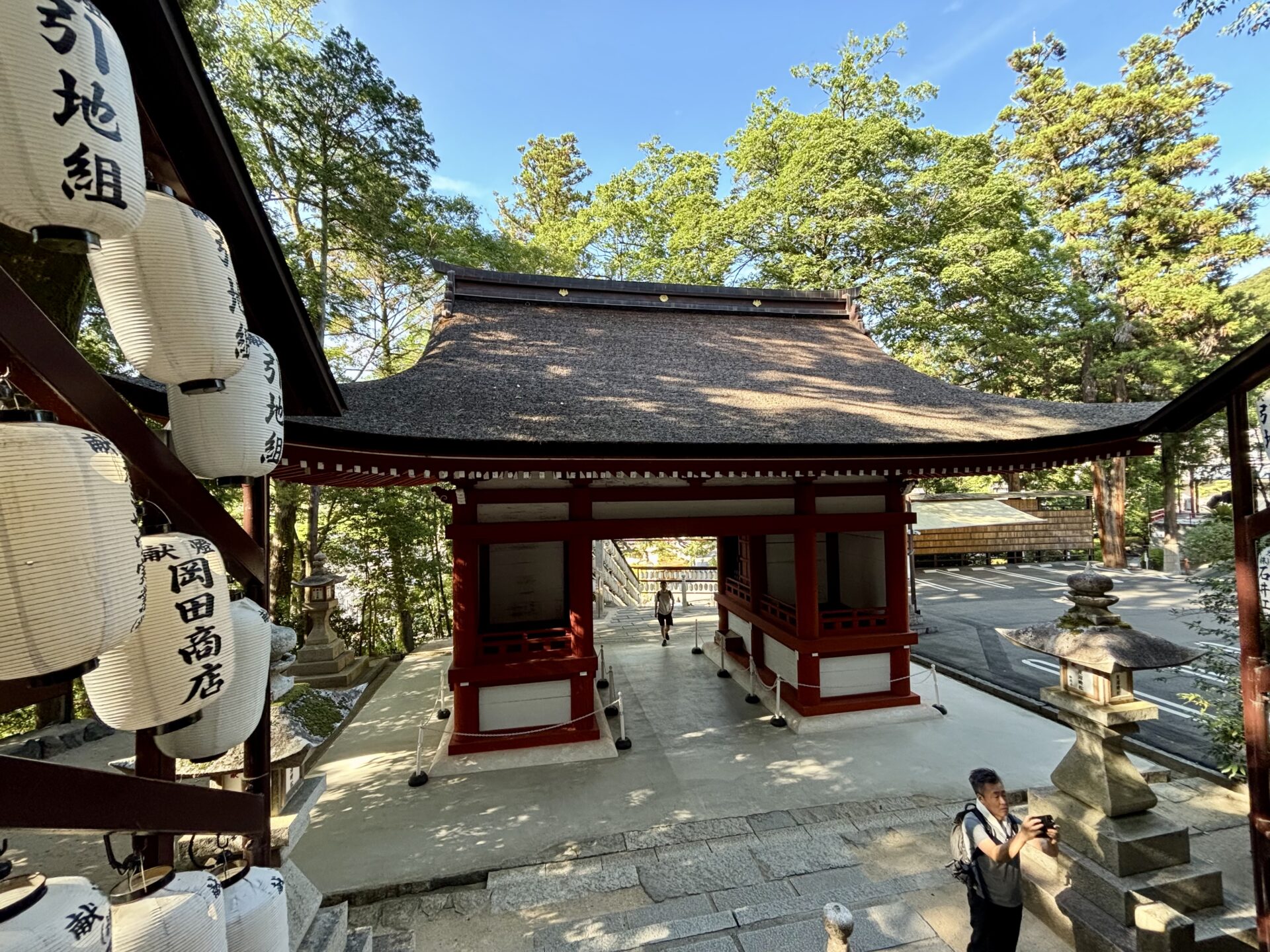 北随神門から石段を見下ろす風景