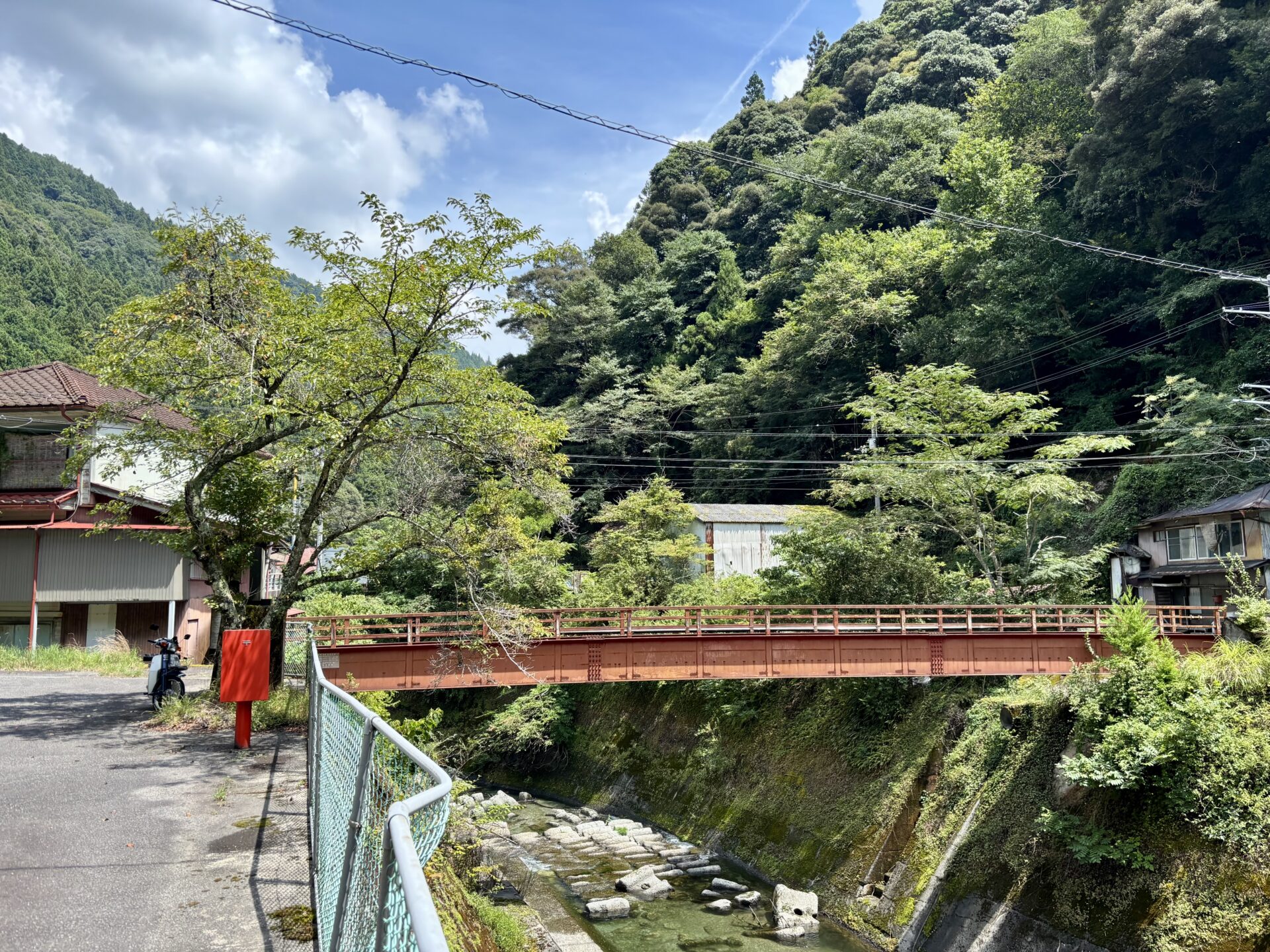 記念碑の横の橋