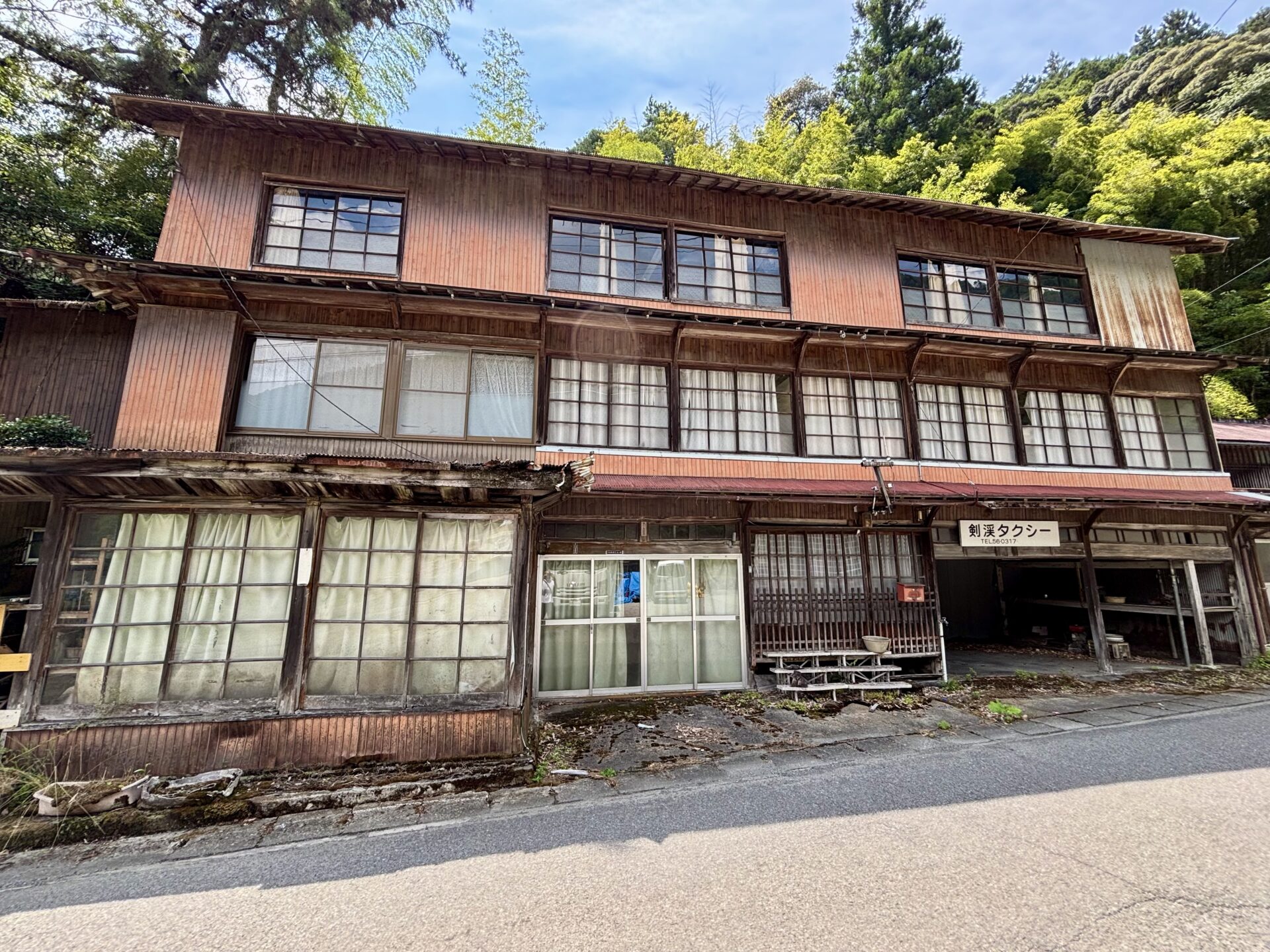 タクシー会社の建物全体