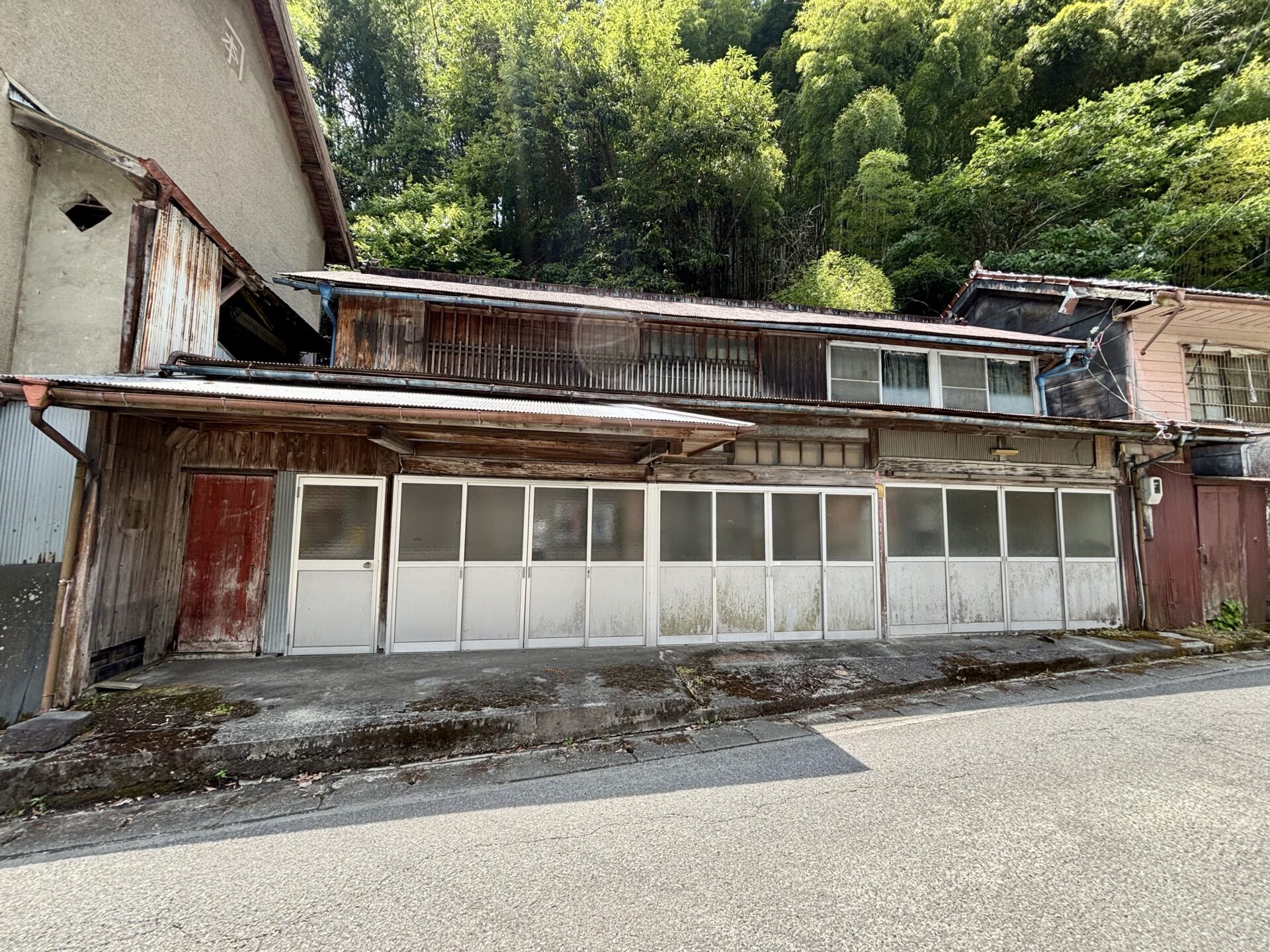 引き戸の廃墟