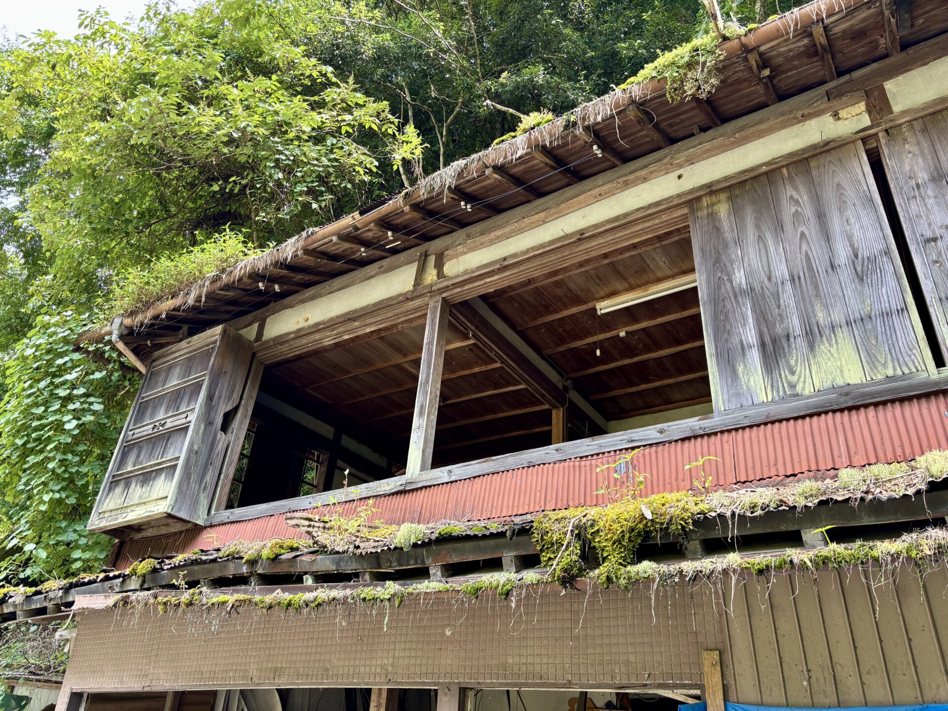 2階の窓が抜けた建物