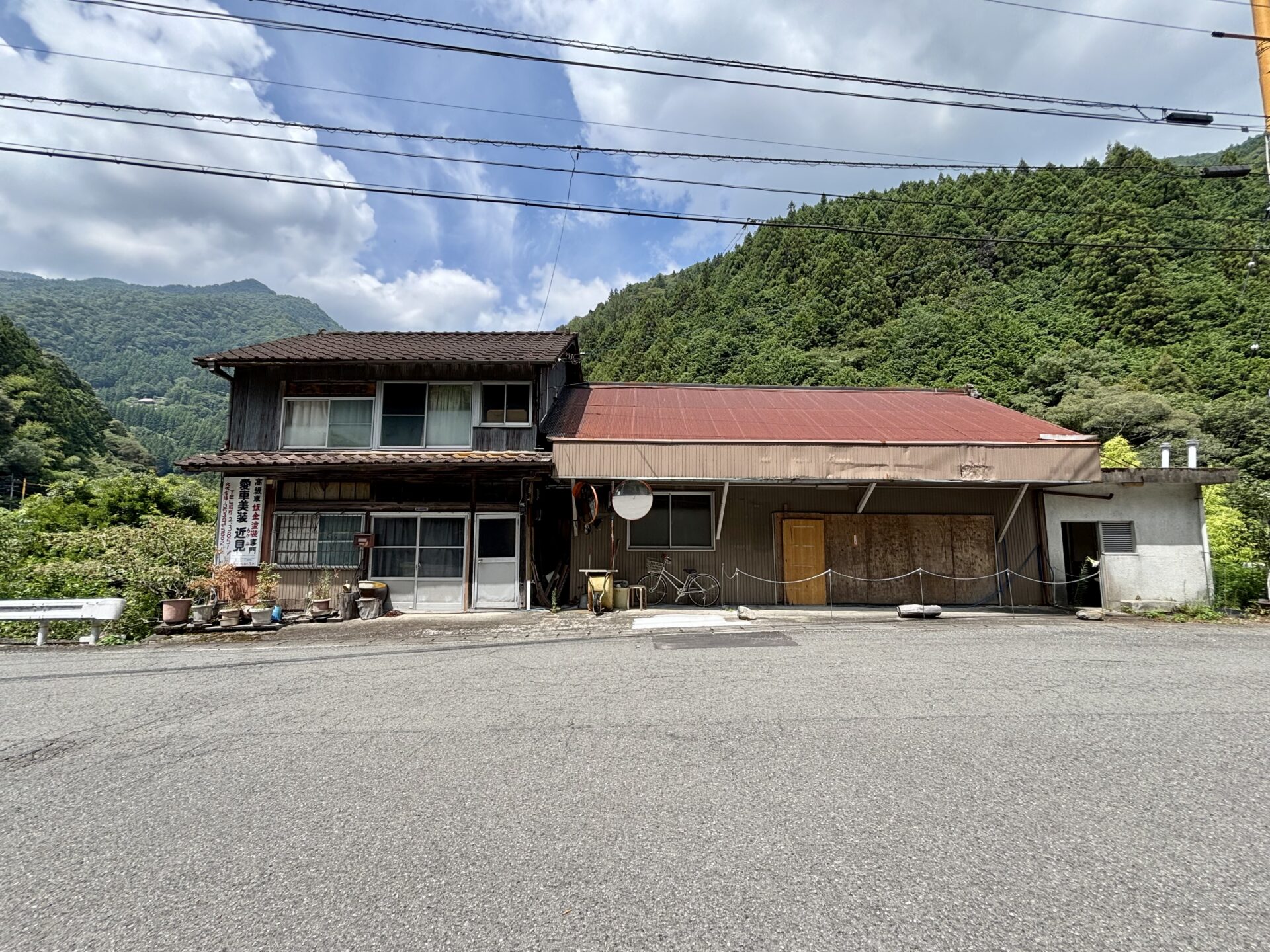 赤い屋根の廃墟