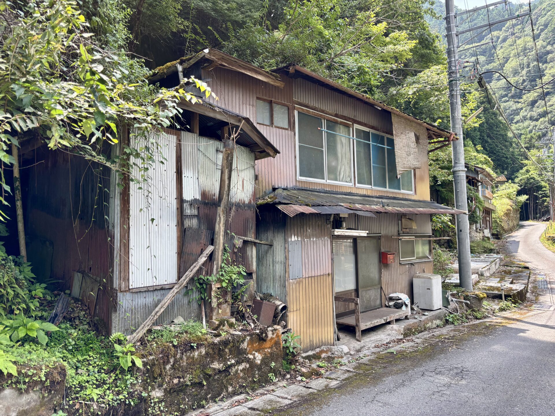 道中の廃墟1