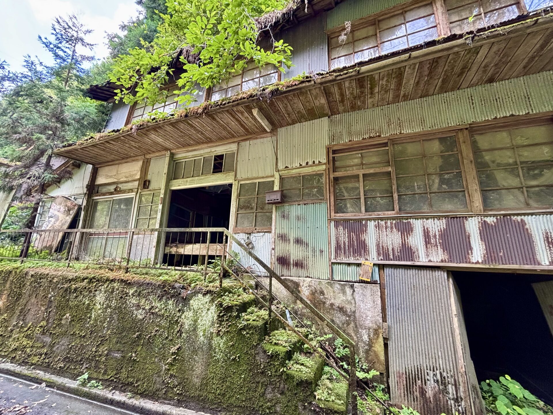 壁が抜けた建物