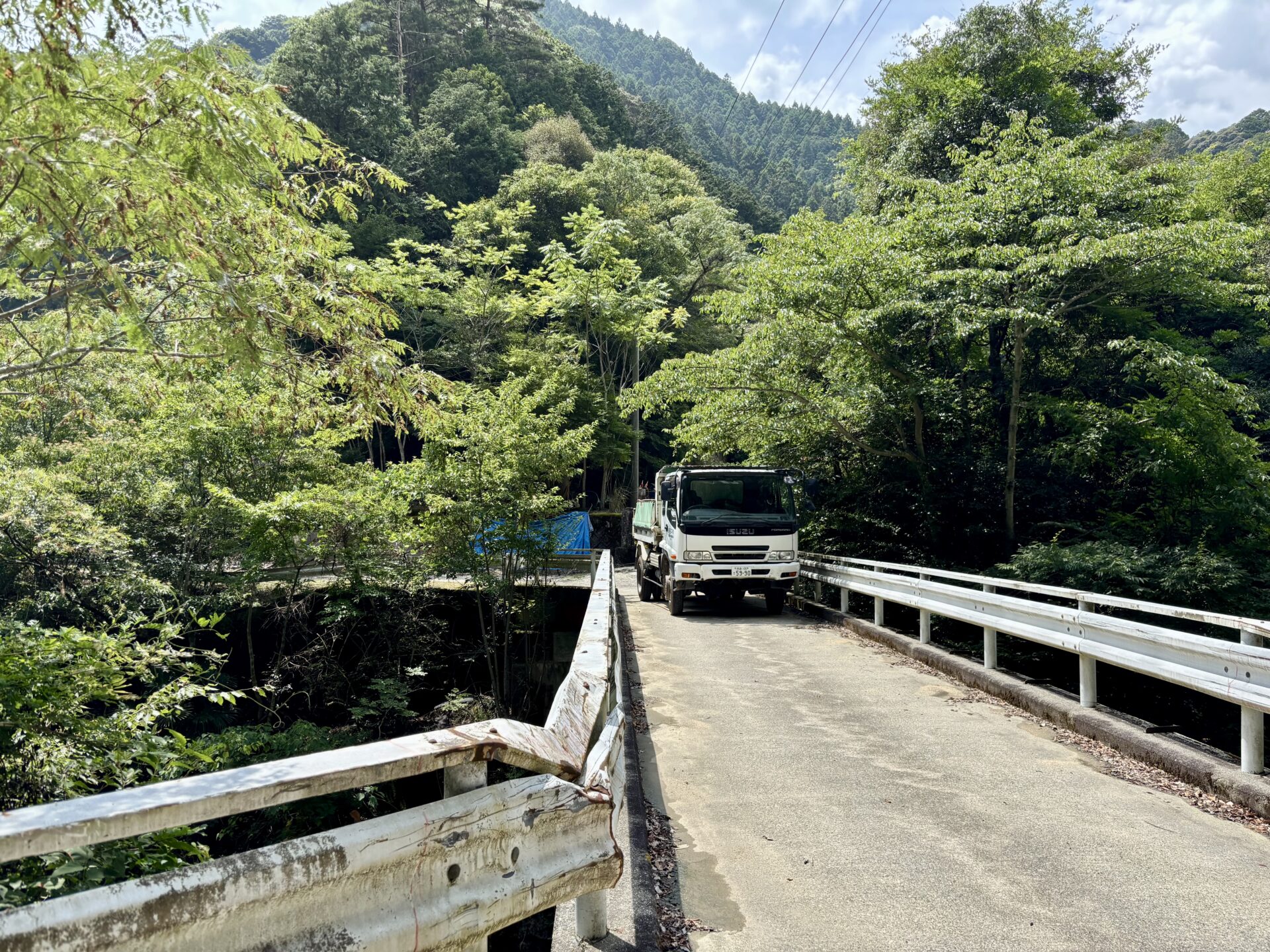 トラックで塞がれた橋