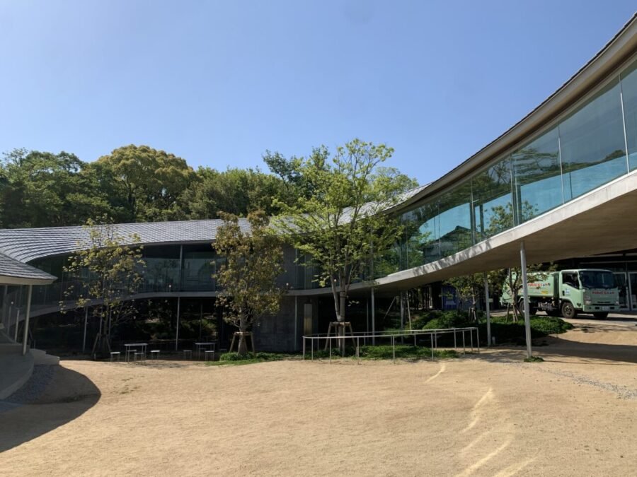 曲線で構成されるやしまーるの回廊