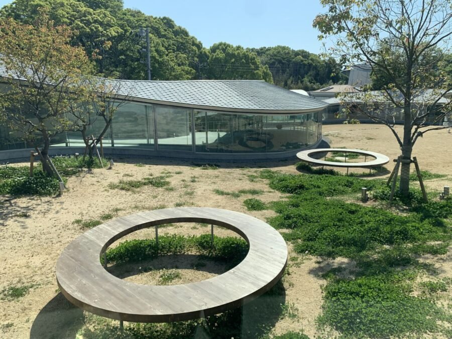 中庭の丸いベンチ
