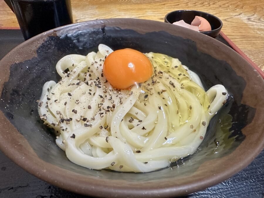 生卵を乗せる。