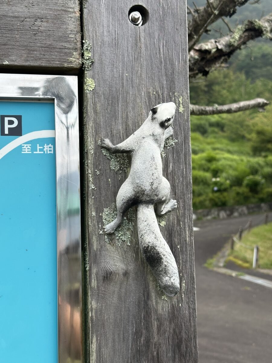 案内図横の石像