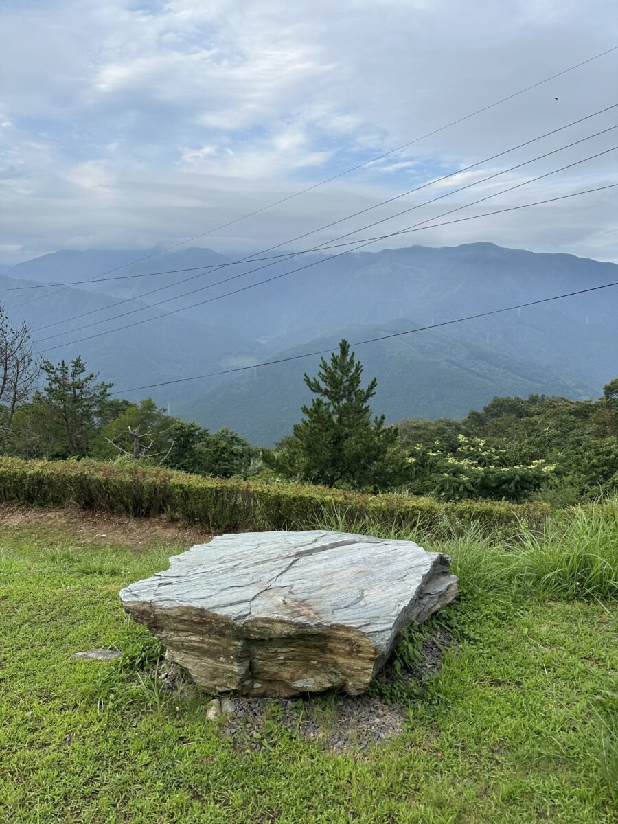 大きな石と山の風景