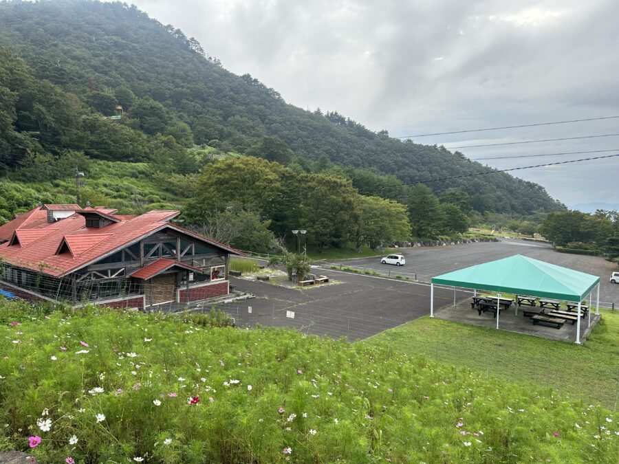 振り返る駐車場