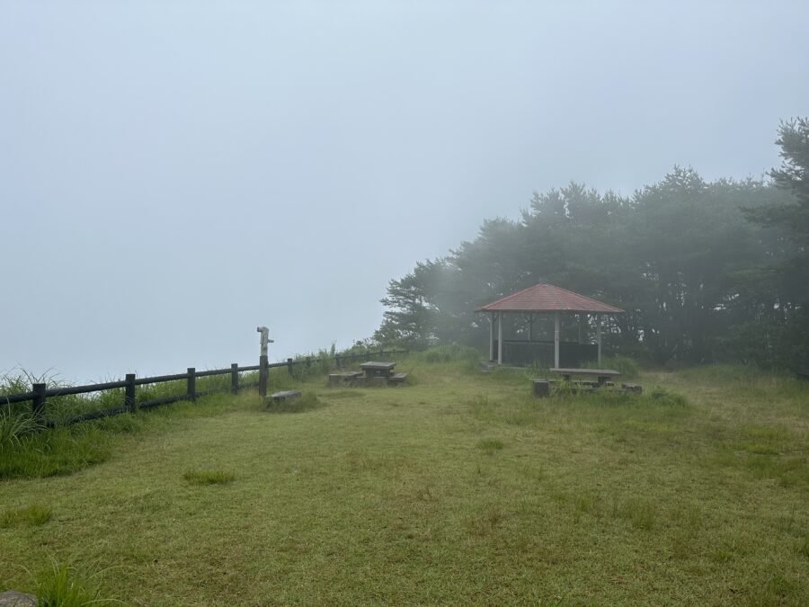 西峰展望台の広場