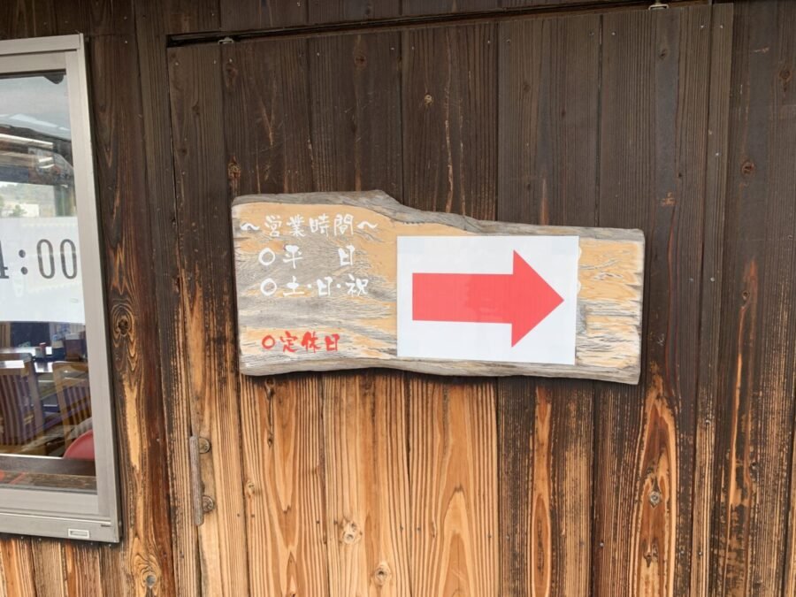 壁と同化したドア