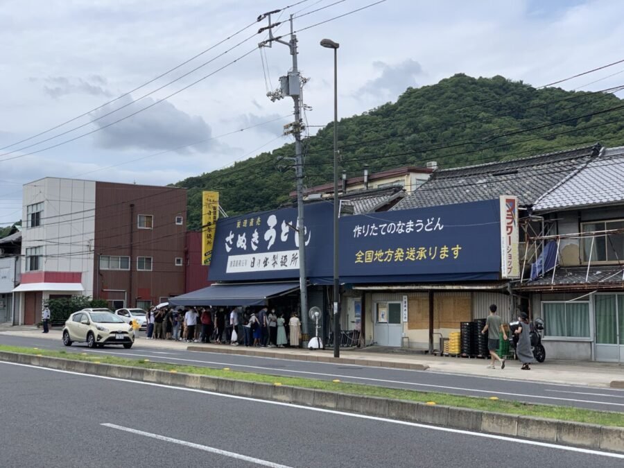 日の出製麺所の行列