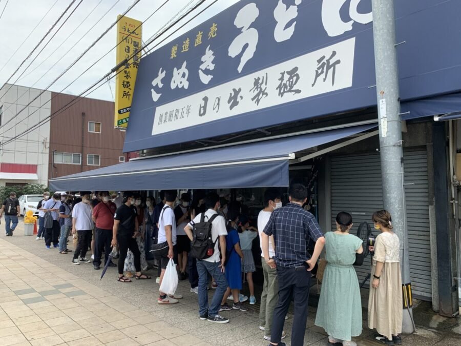 店舗外まで続く行列