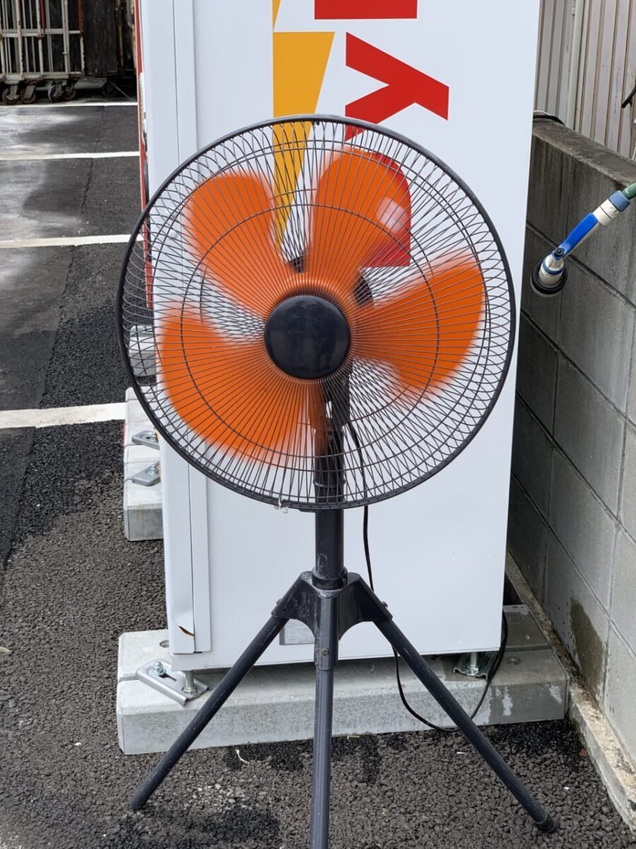 曲がった羽の扇風機