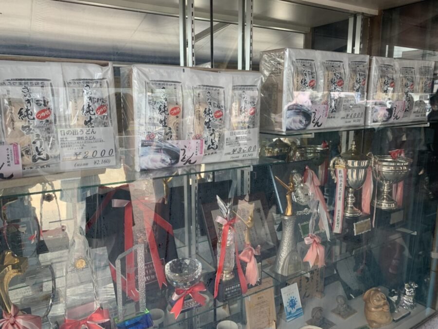 おみやげ用うどんとトロフィー
