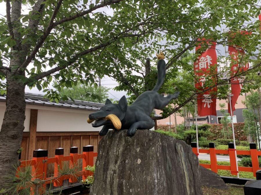 入口そばの狐の像
