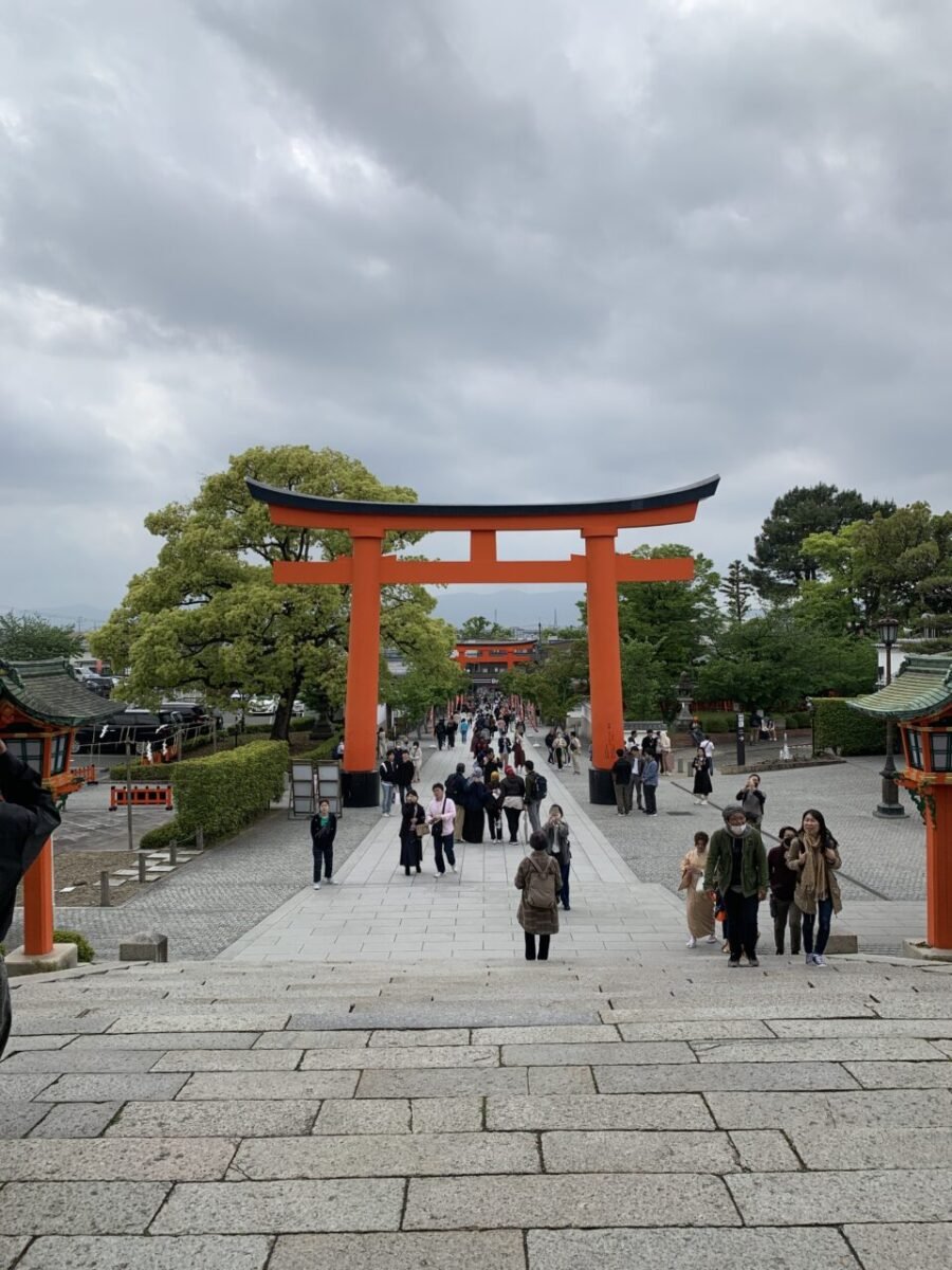 楼門から表参道を望む景色