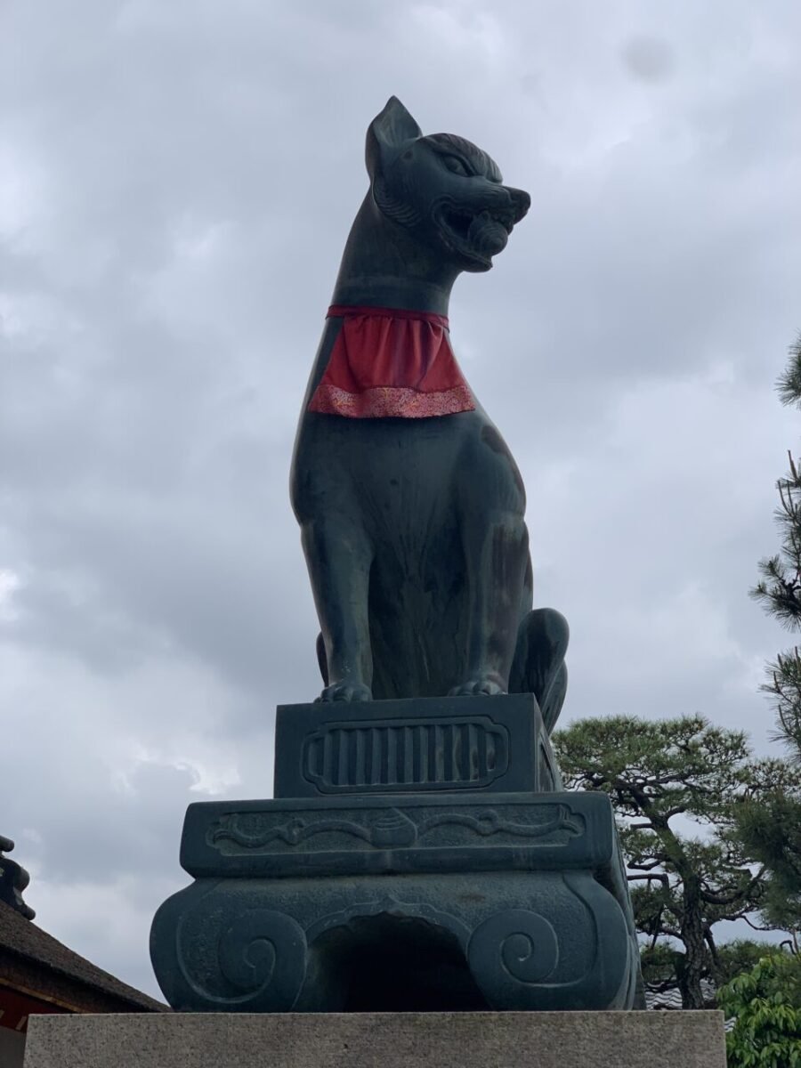 右側の狛狐像