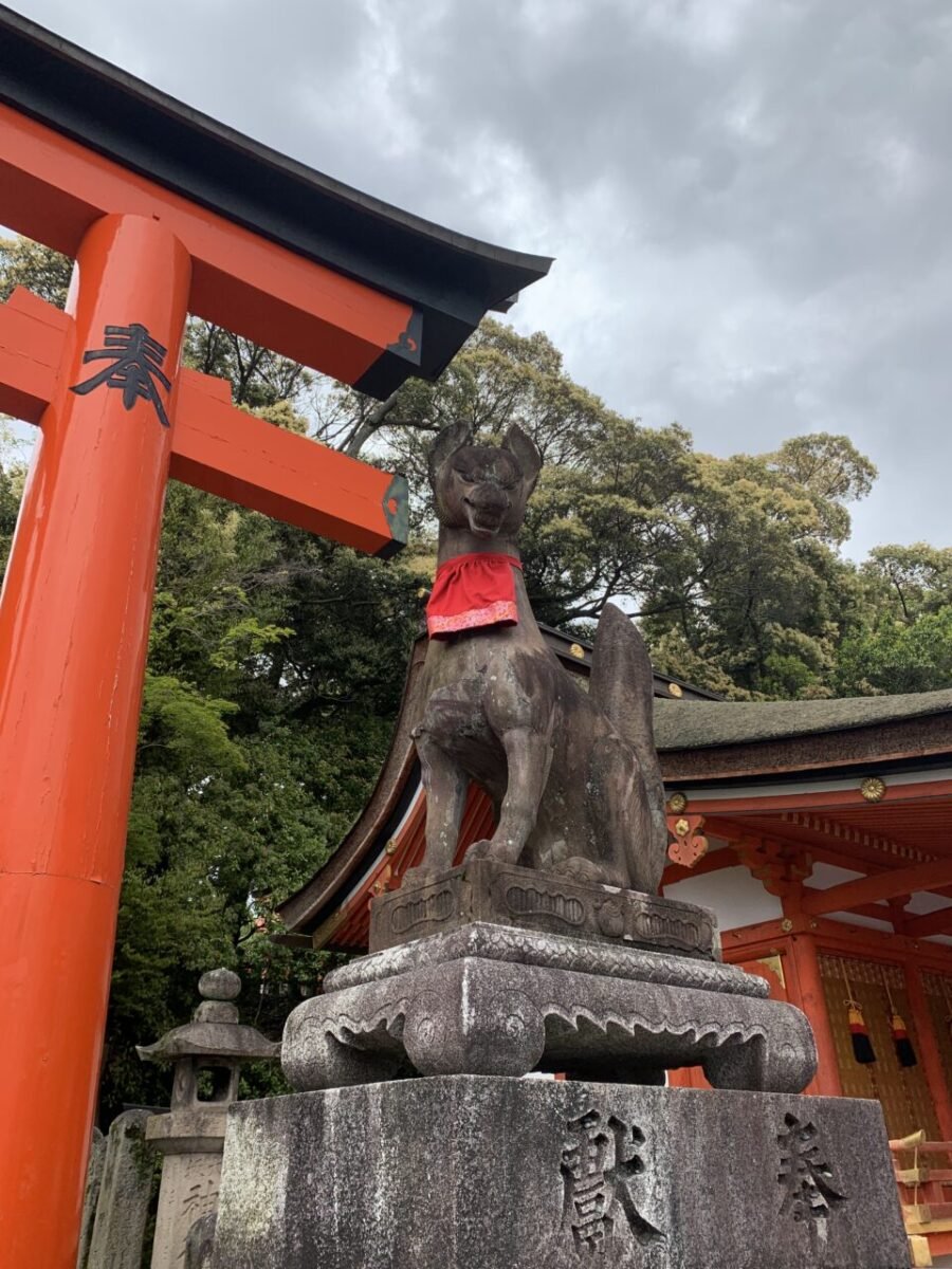 歴史を感じる狛狐