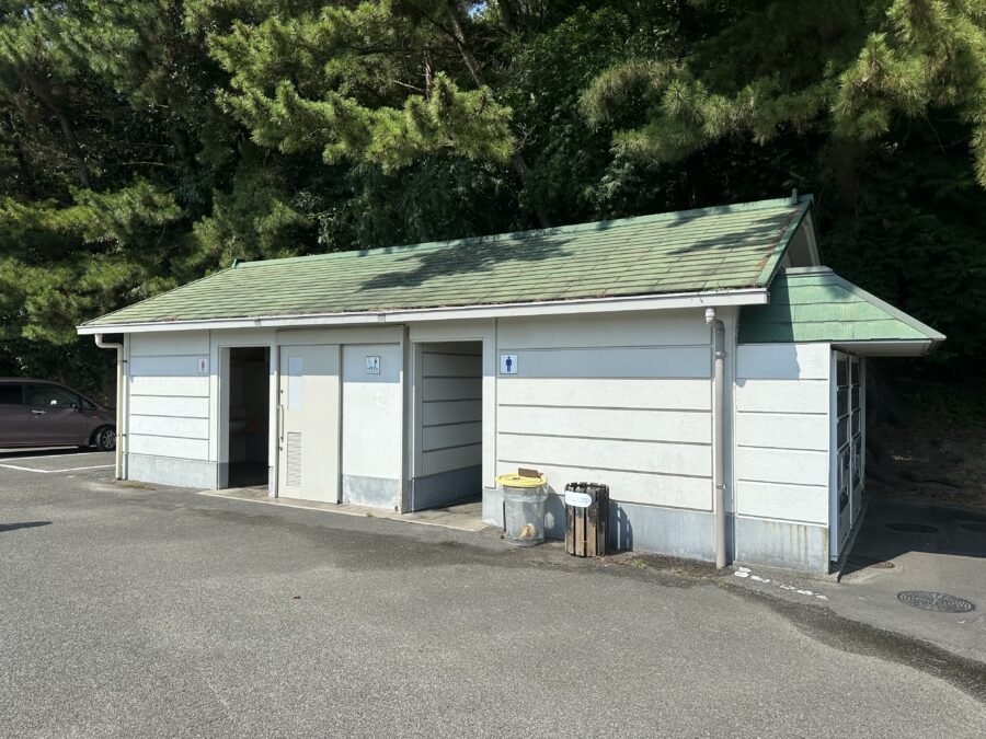 駐車場のトイレと自販機