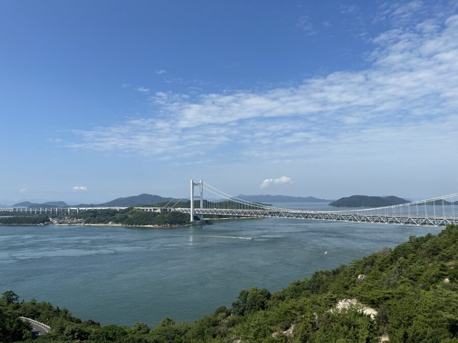 橋の袂の景色