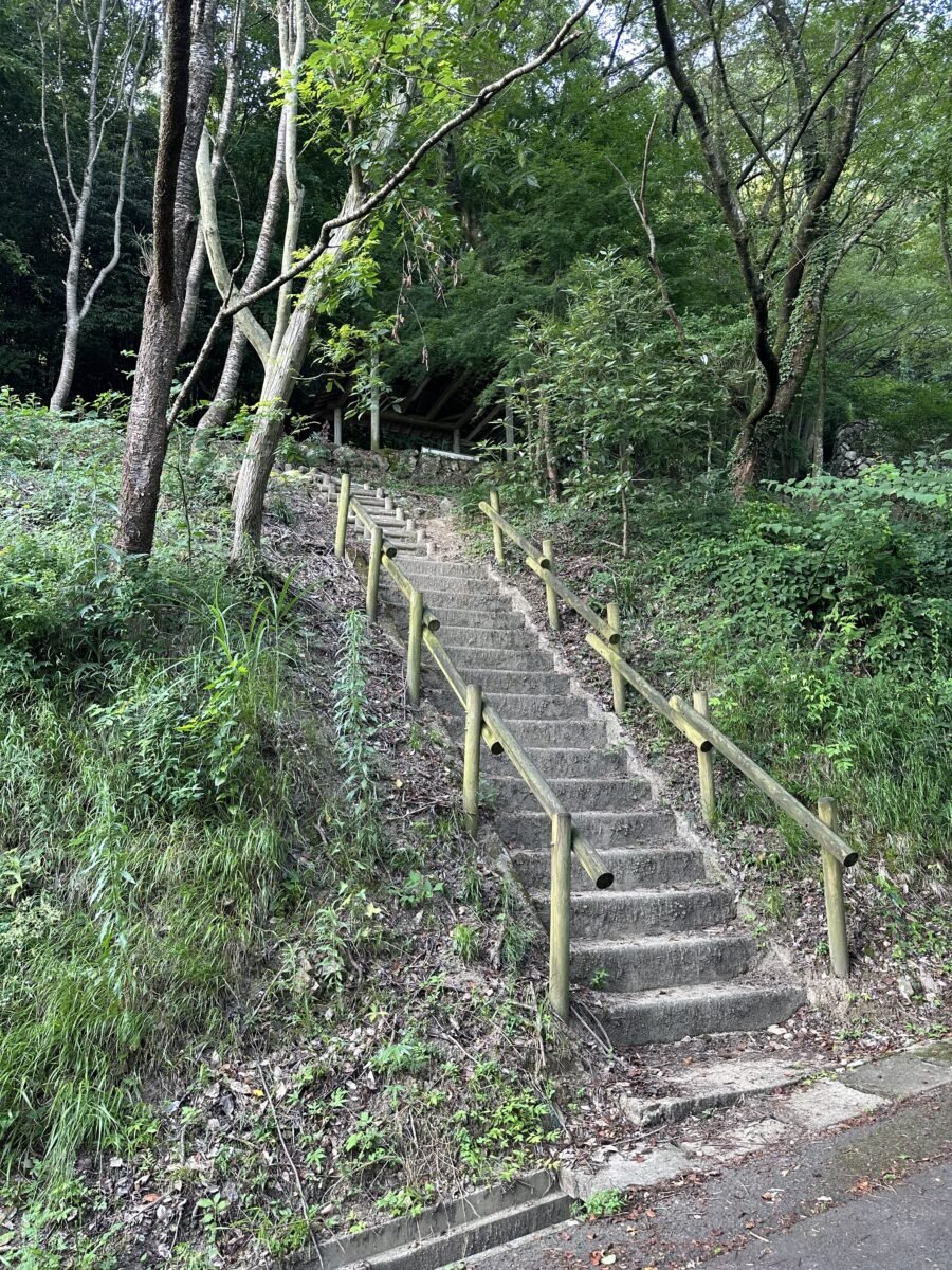 風穴へ続く階段