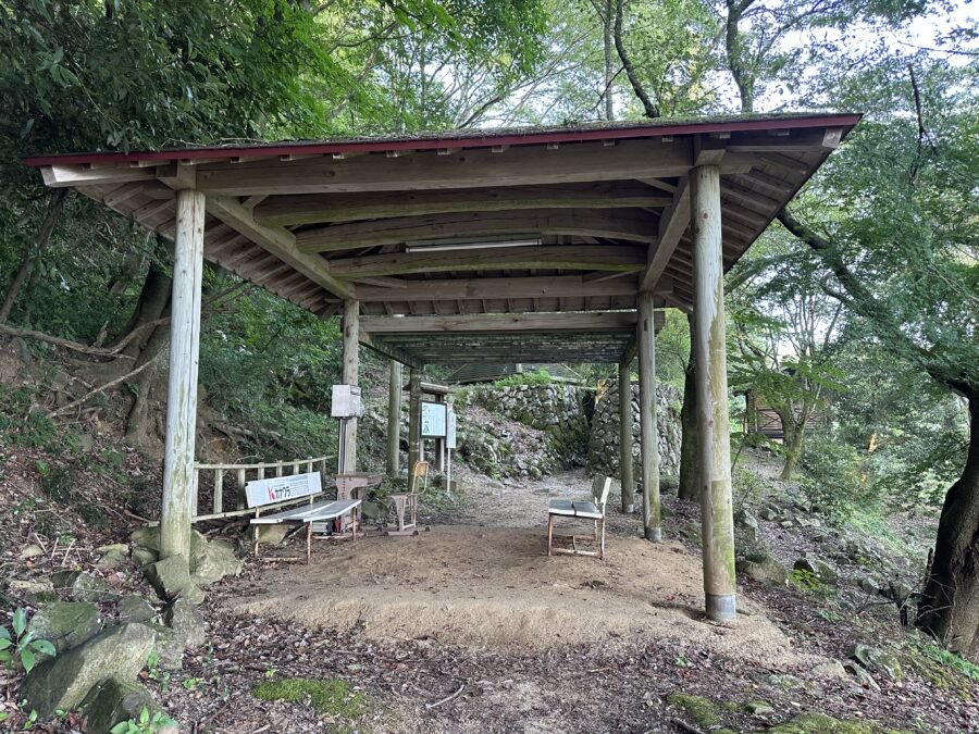 階段上の東屋