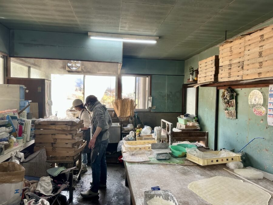 おばあちゃん、娘の松尾洋子さん、孫の弘季さんが店を切り盛り。