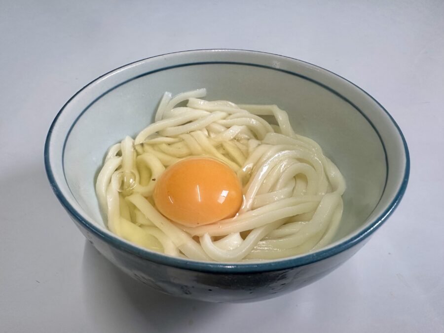 テーブルの生玉子を乗せてみました。
