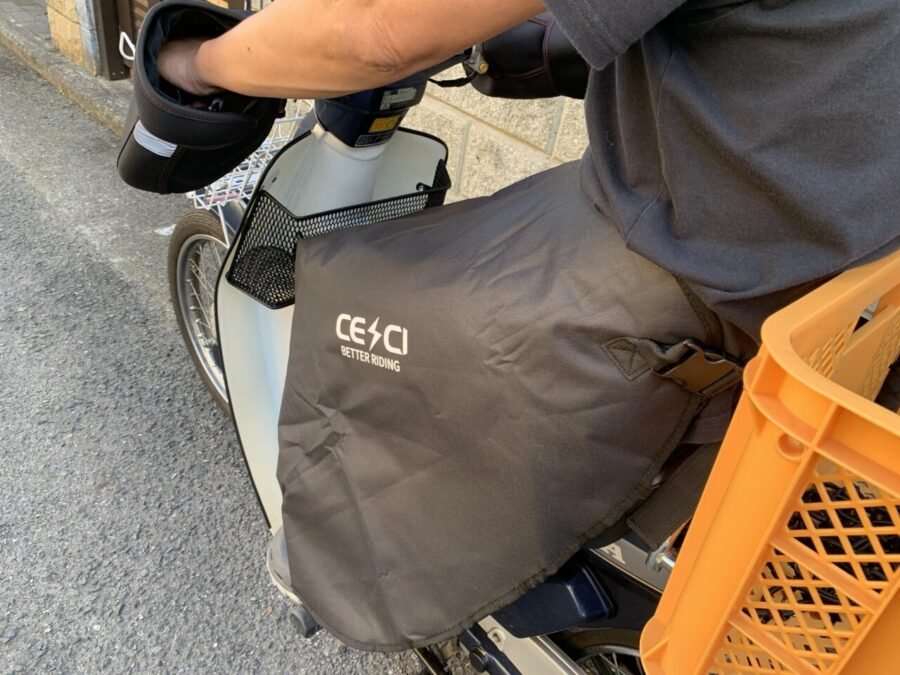 バイク用ひざ掛け装着例（斜め後ろから）
