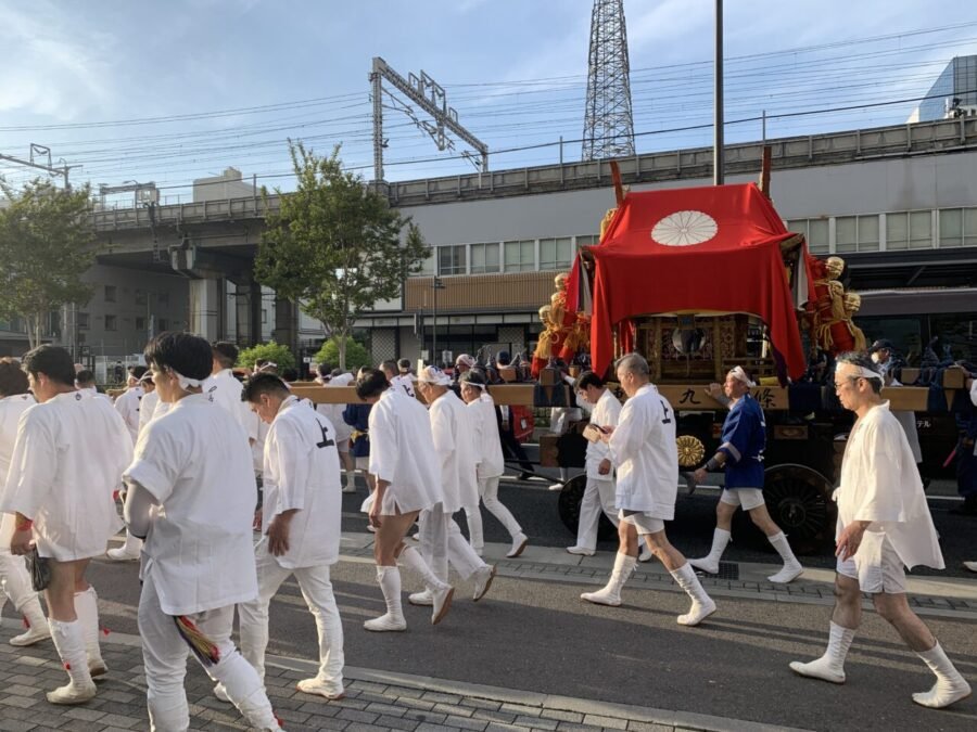 京都駅前のお祭りの様子