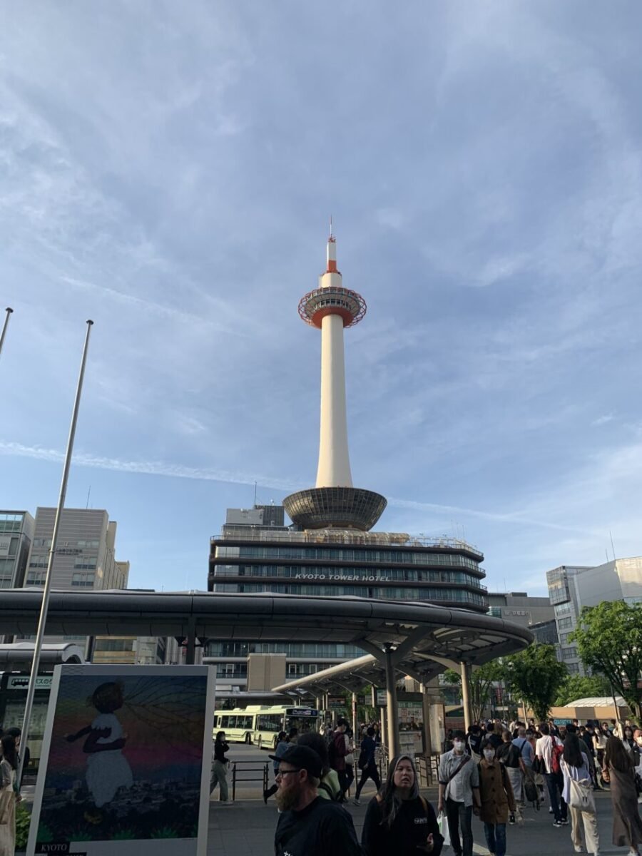 京都駅から京都タワーを望む