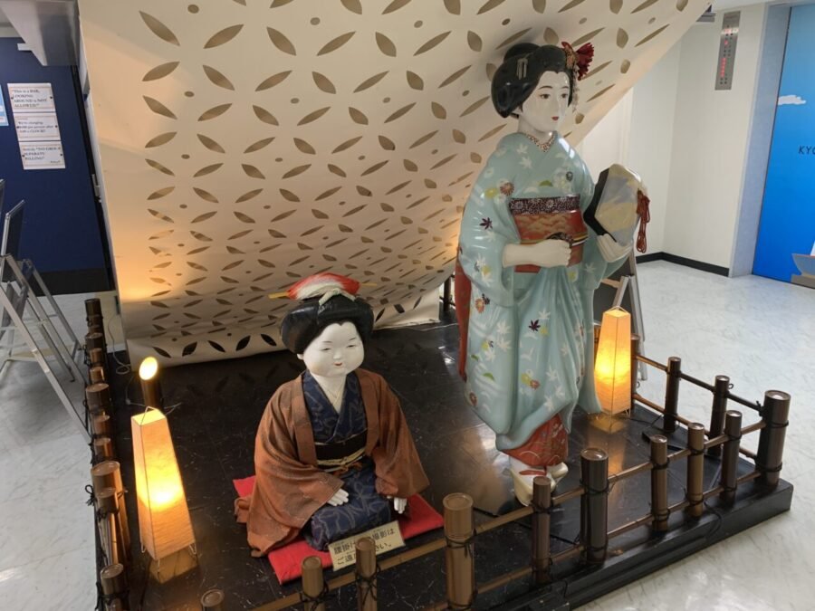 京都らしい人形のお出迎え