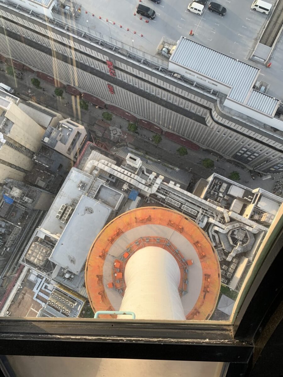 展望室から下を見下ろす恐怖の光景