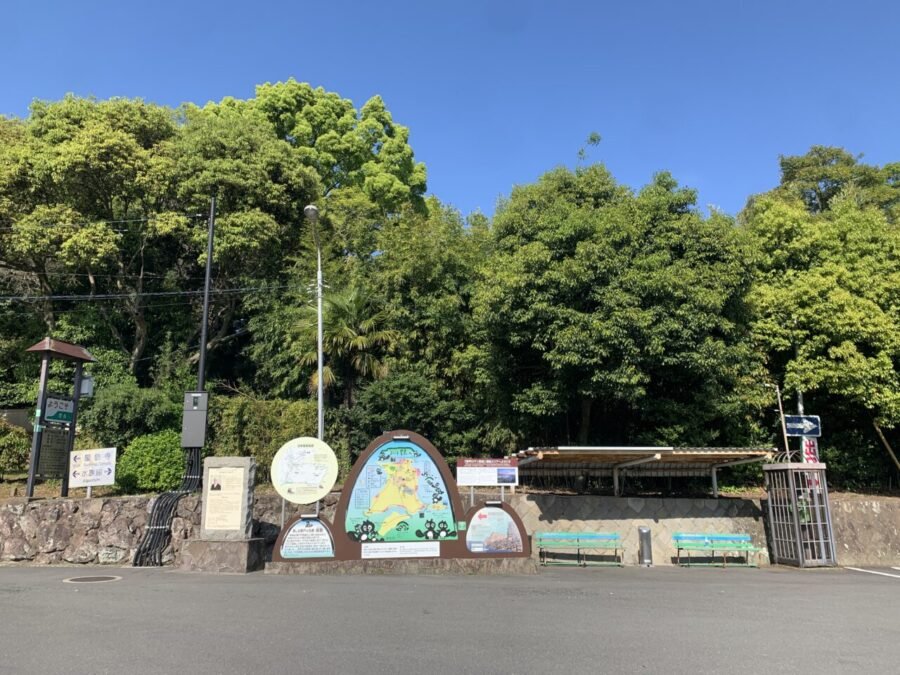 駐車場の休憩スペースと案内看板