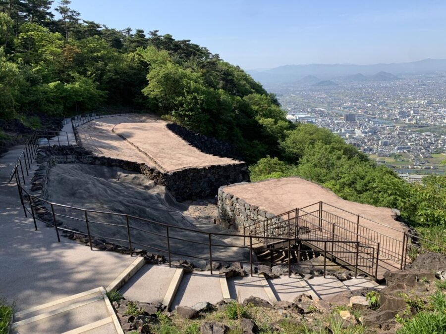 森の中に現れる屋嶋城城門