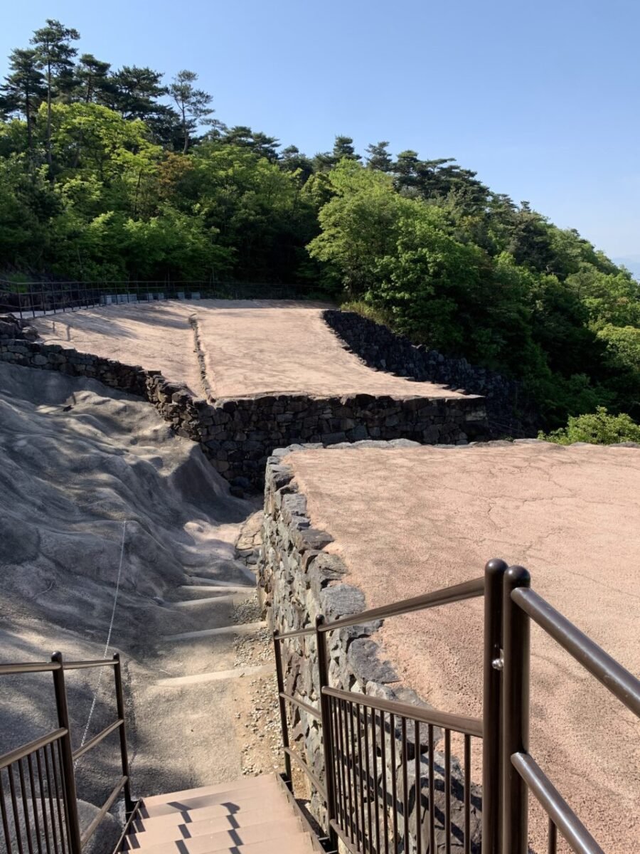 城門へ下りる階段