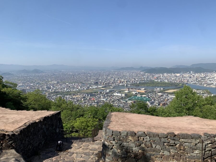 城門から望む高松市街と瀬戸内海の絶景