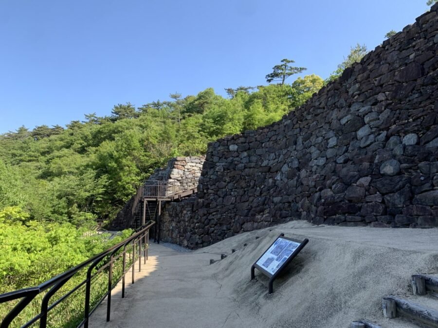 城門下からの見上げショット
