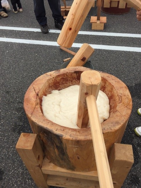 もちつきの杵と臼