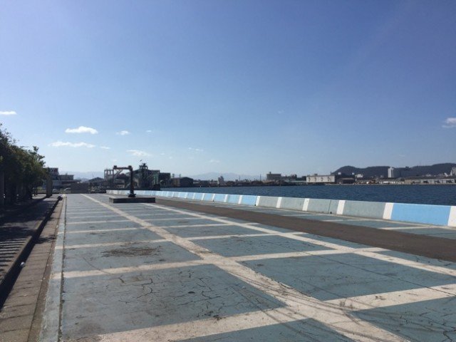 海沿いの護岸とレジャー風景