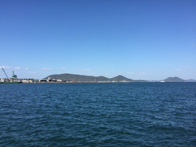 穏やかな海と行き交うフェリー